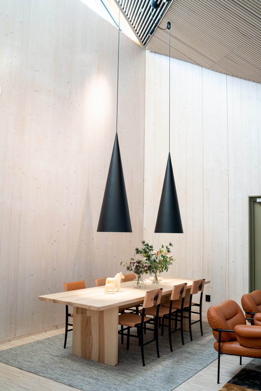 Handvävd matta från Ogeborg Design Collection under matbord i Arlandas VIP lounge, projekt av Tengbom.