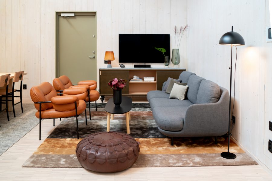 Handtuftad matta från Ogeborg Design Collection under soffgrupp i Arlandas VIP lounge, projekt av Tengbom.