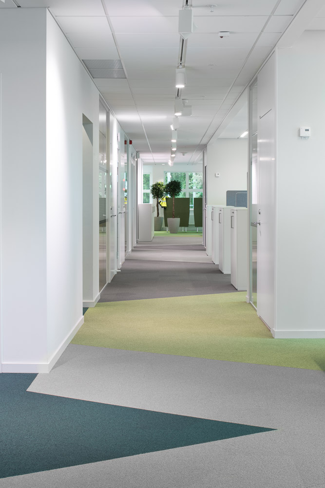 Heltäckande textil platta Textiles partition i korridor på Swedavias kontor, projekt av Tema Arkitekter.