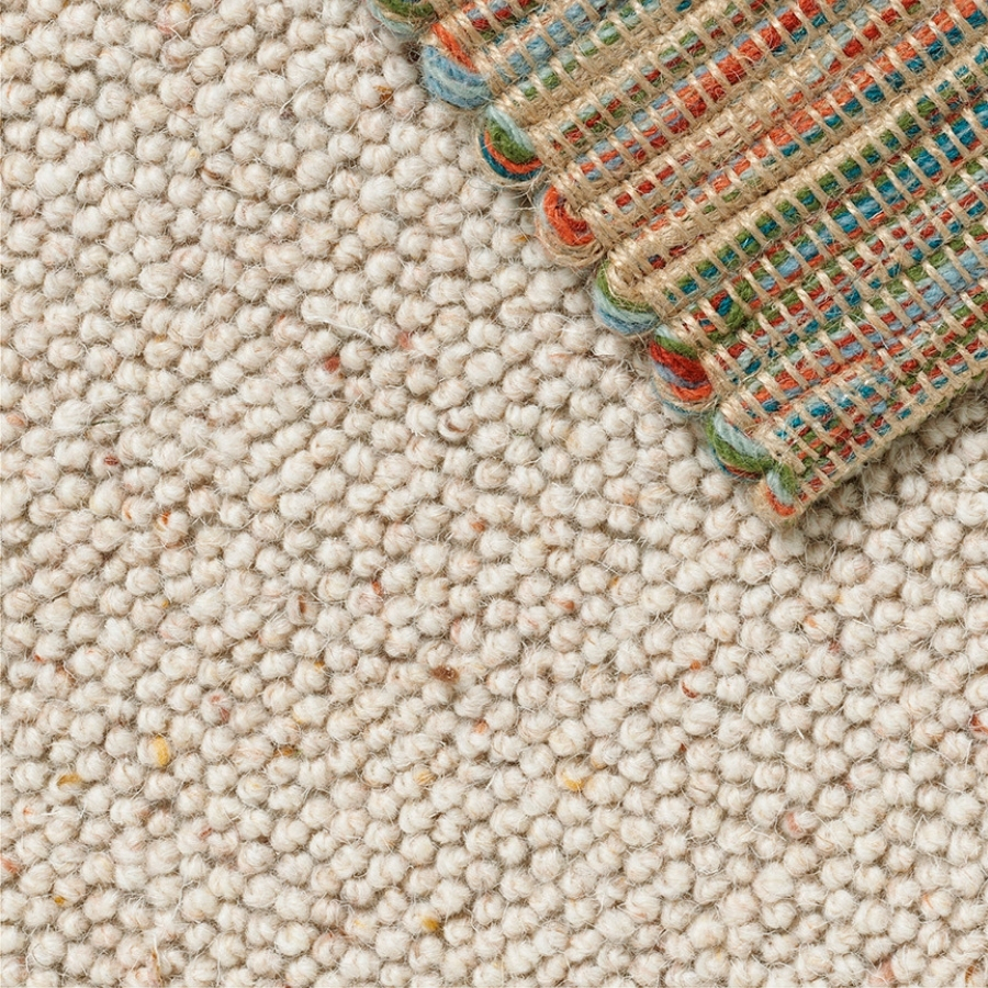 Heltäckande matta Dapple färg 104 tillsammans med handvävd matta Canvas.